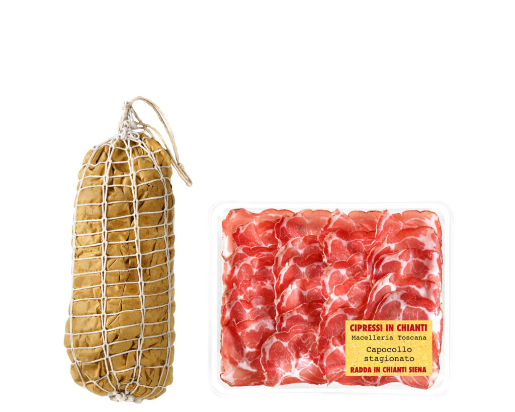 Tranche de capocollo affiné sur une planche en bois