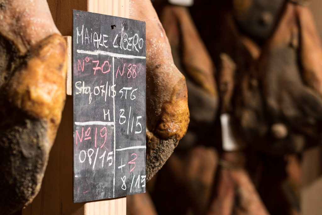 Stagionatura del prosciutto da maiali allevati all'aperto in Toscana