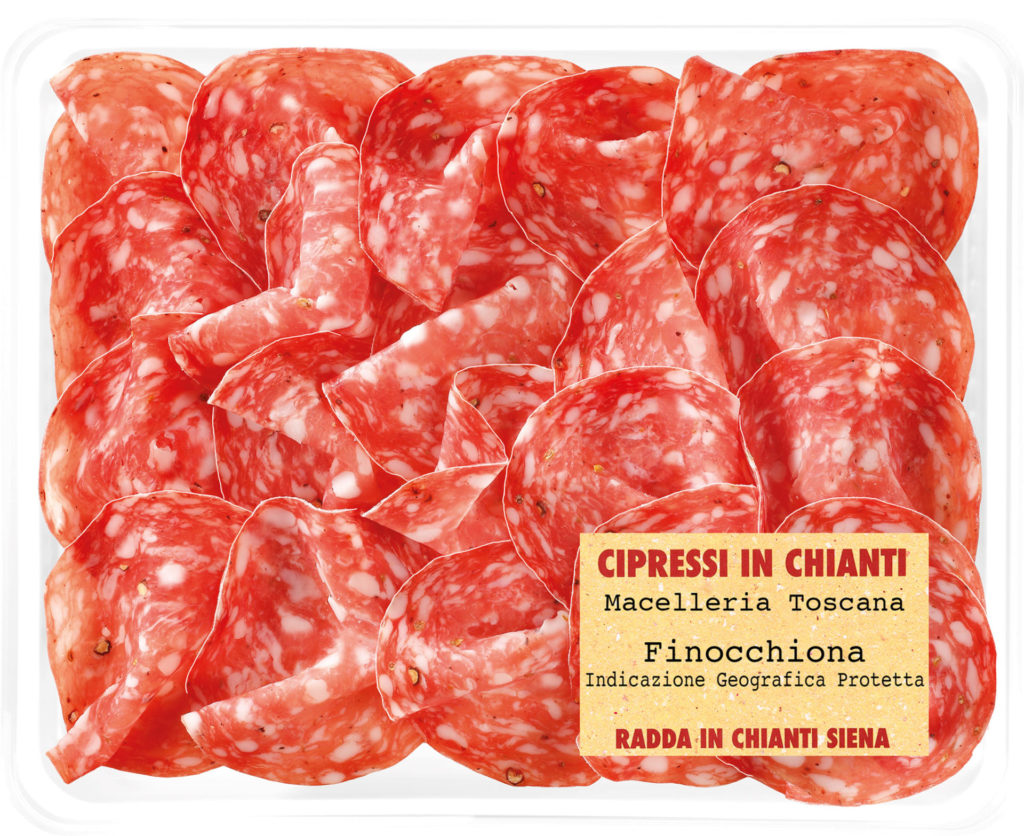 Le fette di Finocchiona Toscana nella vaschetta sono pronte da gustare con il loro sapore unico e appetitoso